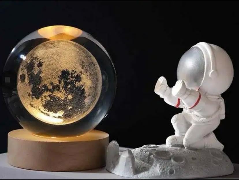 Flopper™ - 3D Moon Crystal Ball